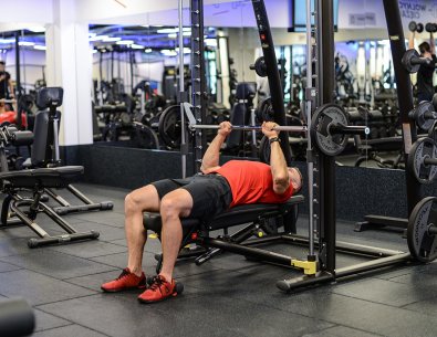 Panca stretta alla smith machine