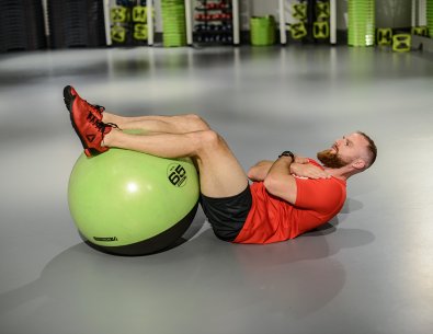 Crunch con piedi su fitball