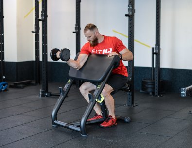 Preacher curl a un braccio con manubrio