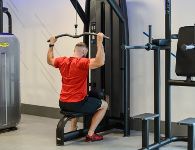 Lat machine a presa larga dietro la testa