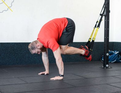 Avvicinamento delle ginocchia al petto con TRX