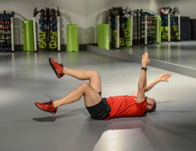 Sforbiciate con braccia e gambe piegate sincronizzate