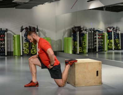 Stretching per quadricipite con piede su rialzo