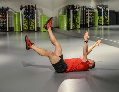 Sforbiciata con braccia e gambe sincronizzate