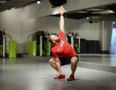 Rotazione del busto da posizione di squat